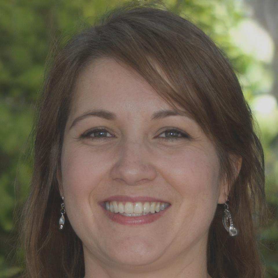 Çiçek düzenleme uzmanımız Ayşe Hanım atölyesinde çalışırken